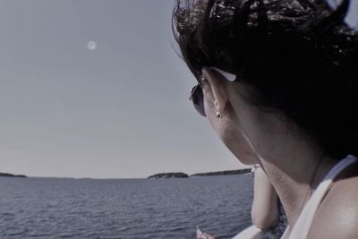 Close-up of young woman against sky