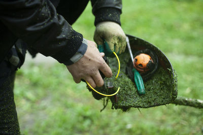 Lawn mower repair. saodnik's tool. the lawn mower is defective. 