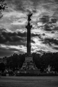 statue