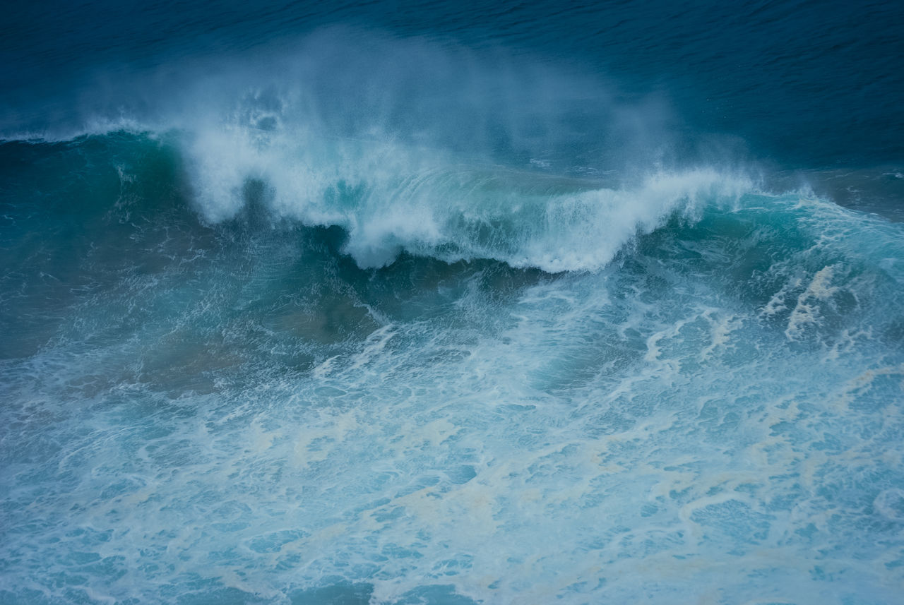 WAVES SPLASHING ON SEA