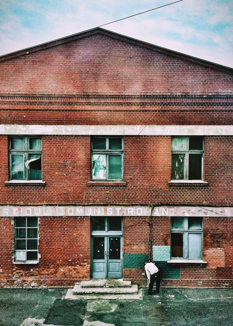 building exterior, architecture, built structure, window, brick wall, sky, residential structure, house, low angle view, residential building, old, building, facade, day, outdoors, cloud - sky, no people, brick, sunlight, wall - building feature