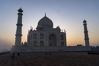 The taj mahal is an ivory-white marble mausoleum on the south bank of the yamuna river.