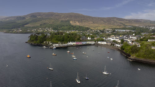 The colourful houses of portree harbour on the isle of skye, scottish highlands, uk