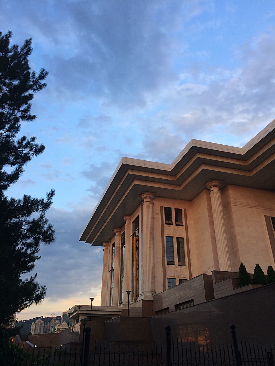 LOW ANGLE VIEW OF BUILDINGS AGAINST SKY