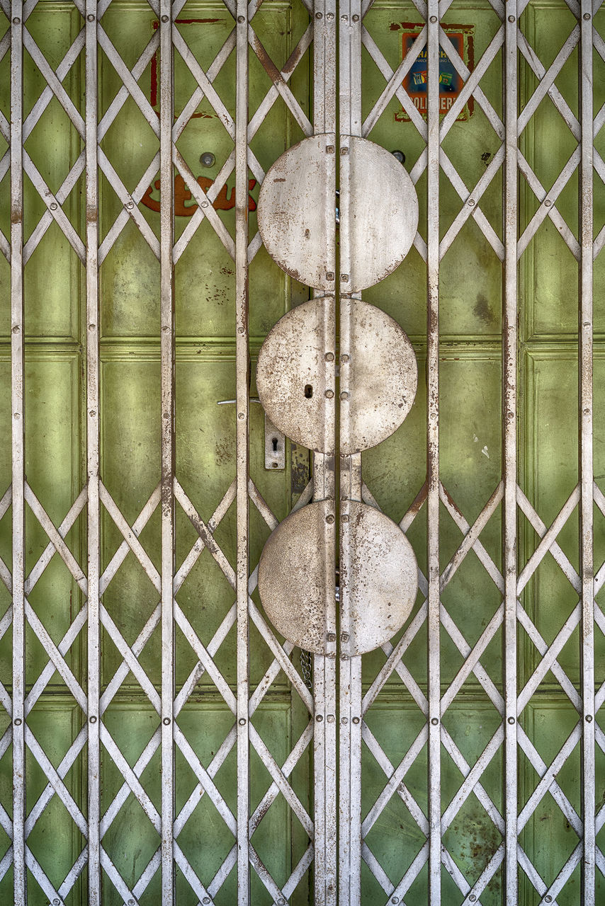 CLOSE-UP OF METAL GRATE ON RAILING