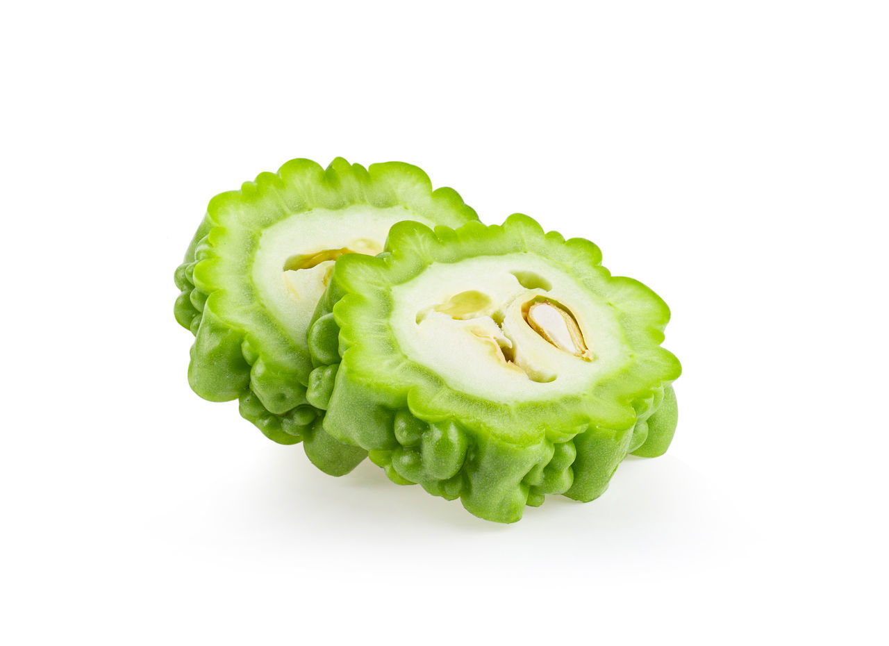 HIGH ANGLE VIEW OF GREEN LEAF AGAINST WHITE BACKGROUND