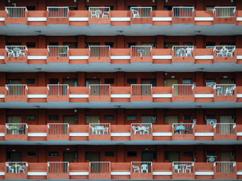 FULL FRAME SHOT OF BUILDING WITH WINDOWS