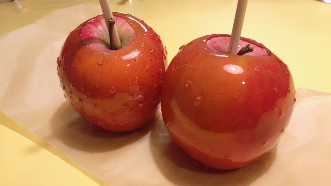 CLOSE-UP OF STRAWBERRY ON PLATE