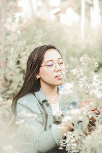 Portrait of young woman holding flowers