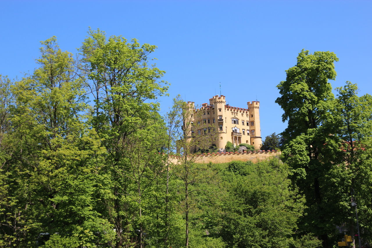 LOW ANGLE VIEW OF BUILDING AGAINST CLEAR SKY