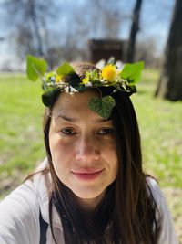 Portrait of smiling young woman with flowers