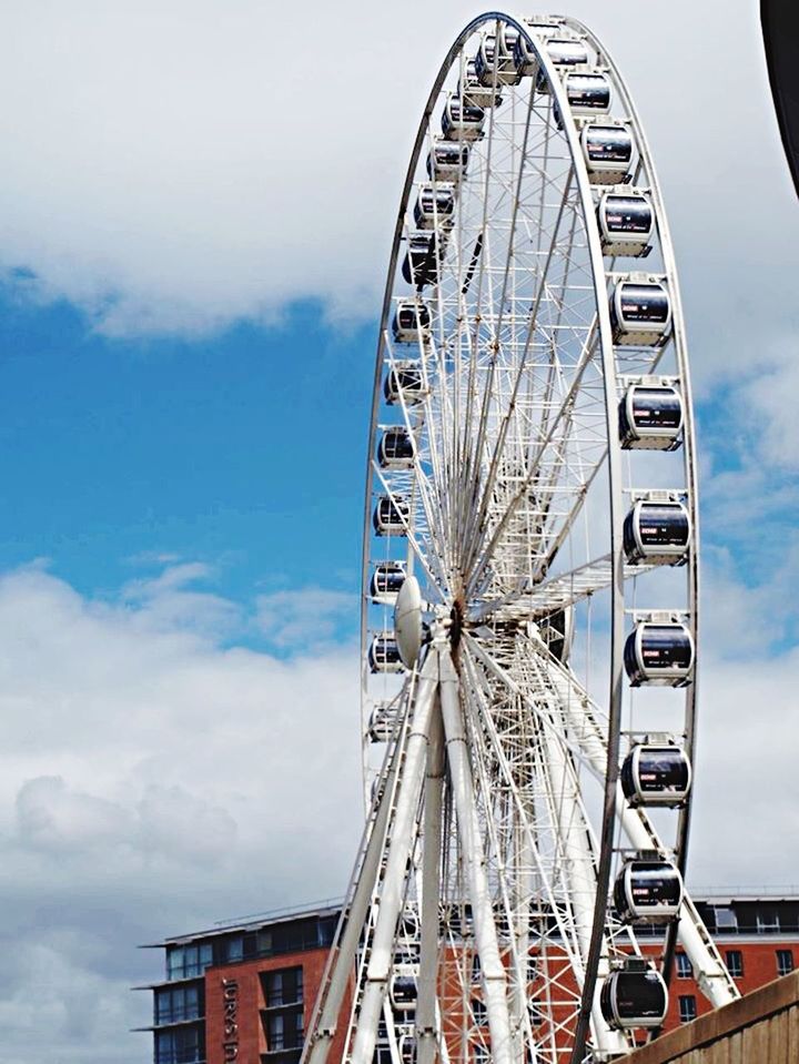 FERRIS WHEEL AT AMUSEMENT PARK