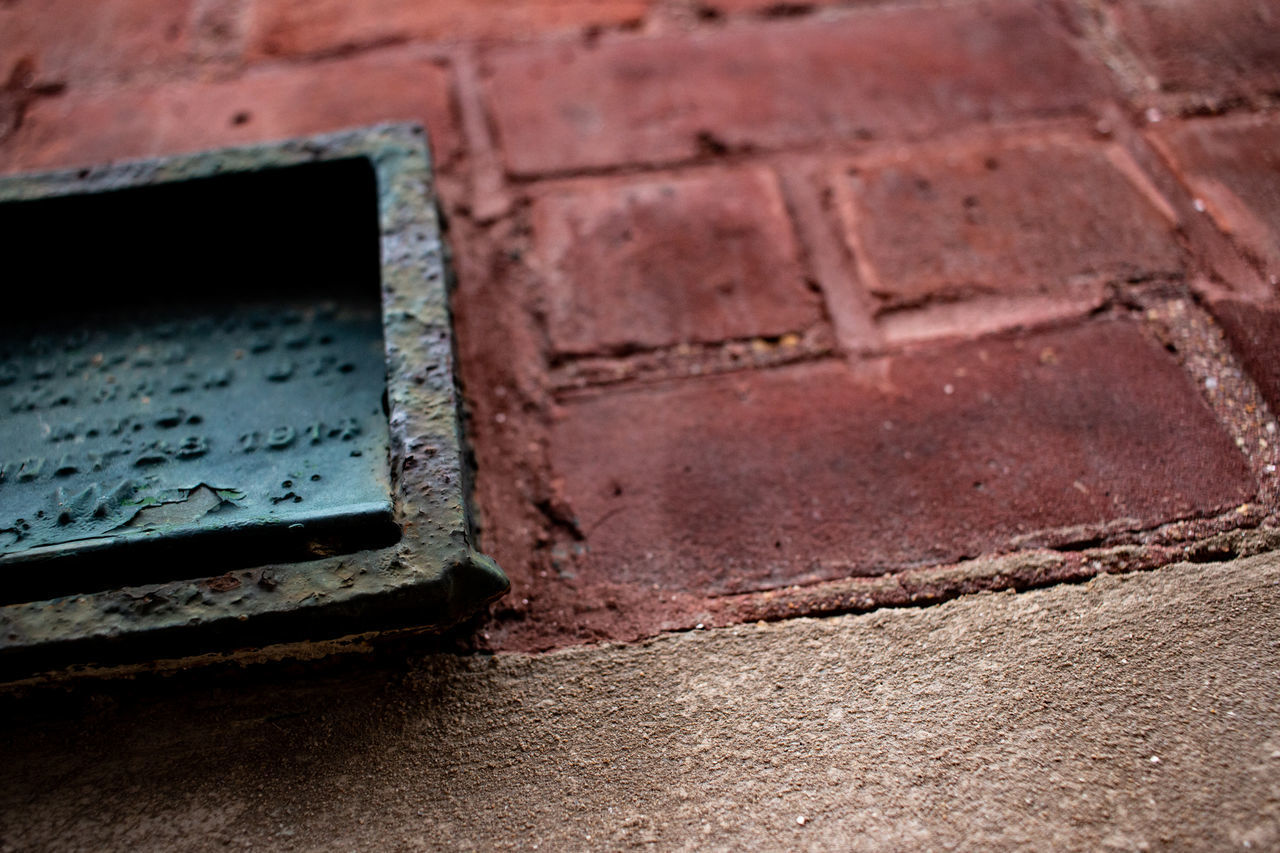 CLOSE-UP OF OLD RUSTY WALL