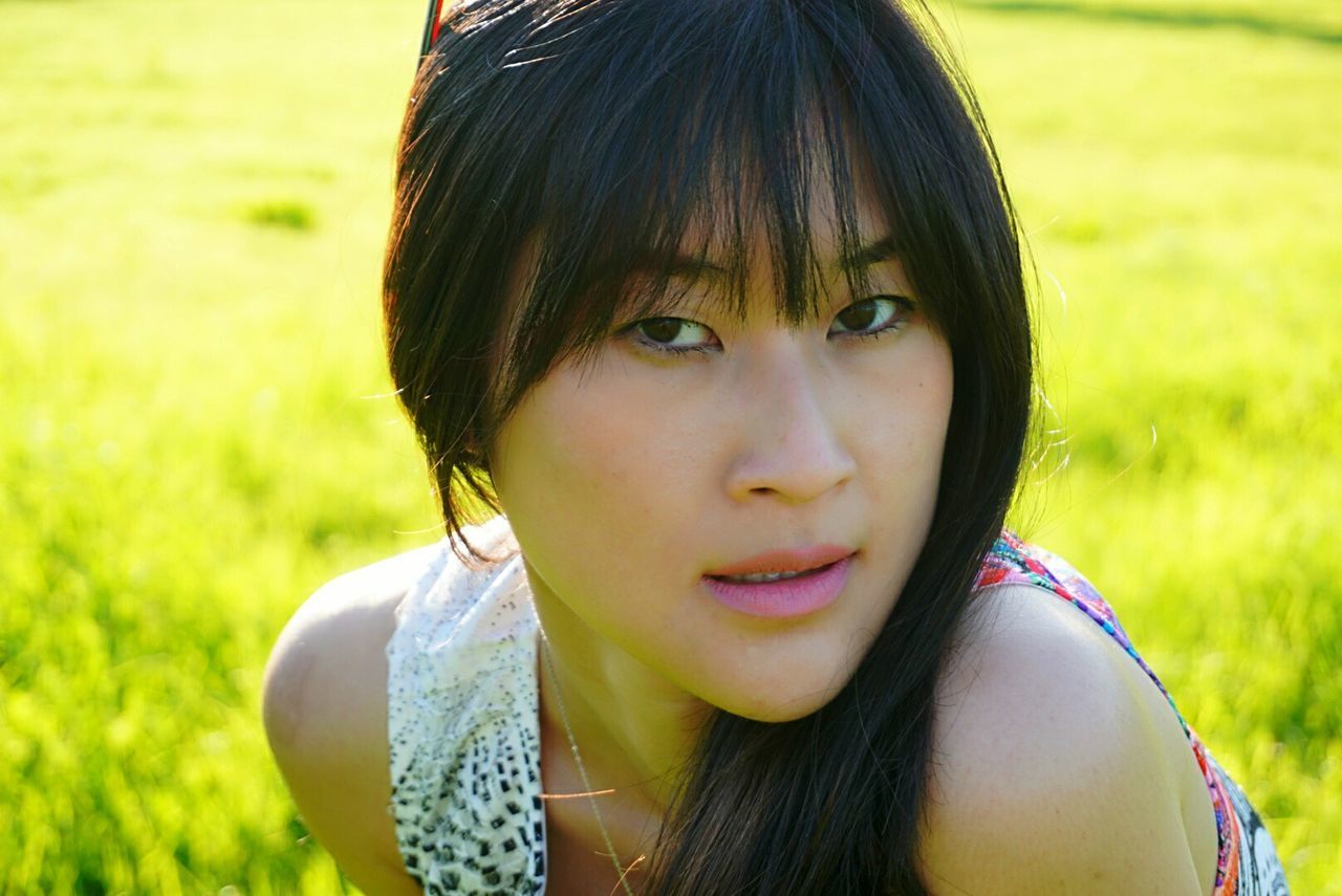 CLOSE-UP PORTRAIT OF SMILING WOMAN