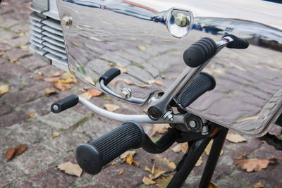 Gear shift, kick starter footrest and kick starter on the mirror-smooth polished gear cover.