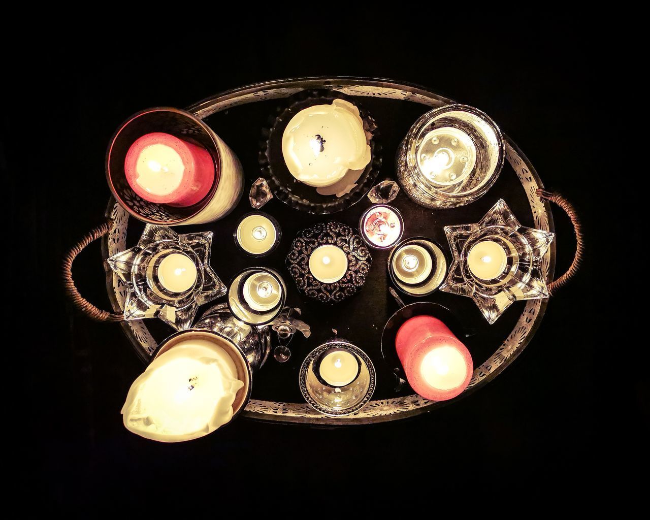 HIGH ANGLE VIEW OF ILLUMINATED ELECTRIC LAMP IN DARKROOM
