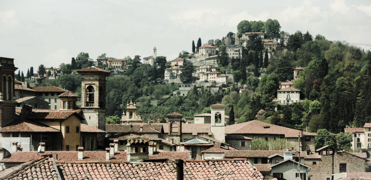 building exterior, architecture, built structure, roof, townscape, town, house, high angle view, residential district, sky, crowded, residential building, residential structure, cityscape, tree, city, human settlement, history, day, old town