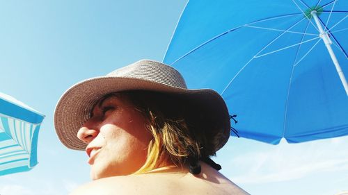 Portrait of young man wearing hat against sky