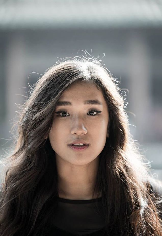 headshot, portrait, looking at camera, person, focus on foreground, long hair, young women, young adult, front view, lifestyles, close-up, smiling, brown hair, head and shoulders, leisure activity, blond hair