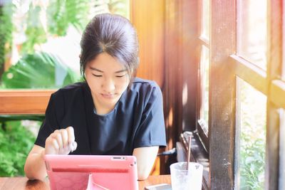 Young woman sitting in restaurant