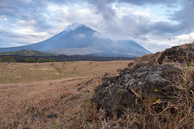 Scenic view of pacaya volcano against sky