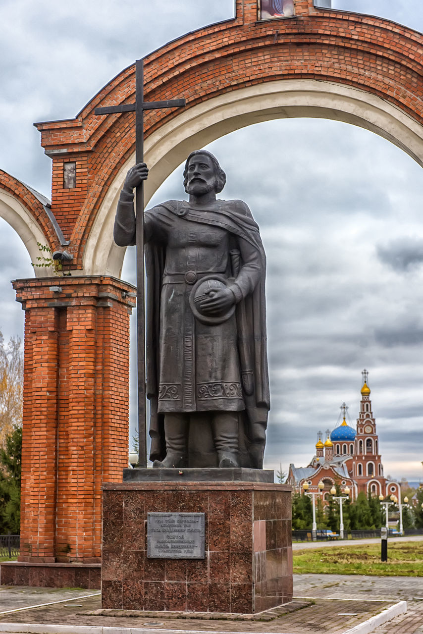 VIEW OF STATUE AGAINST BUILDINGS