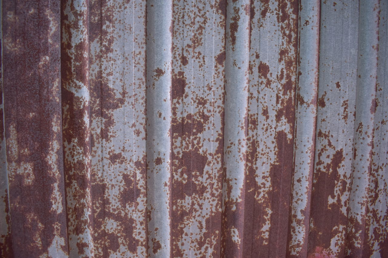 FULL FRAME SHOT OF OLD RUSTY METAL WALL