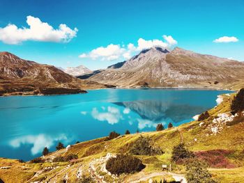 Panoramic view of lake and mountains against sky