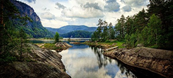 Panoramic view of lake and mountains against sky
