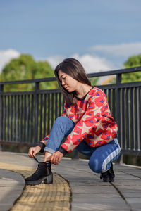 Young woman sitting on bench