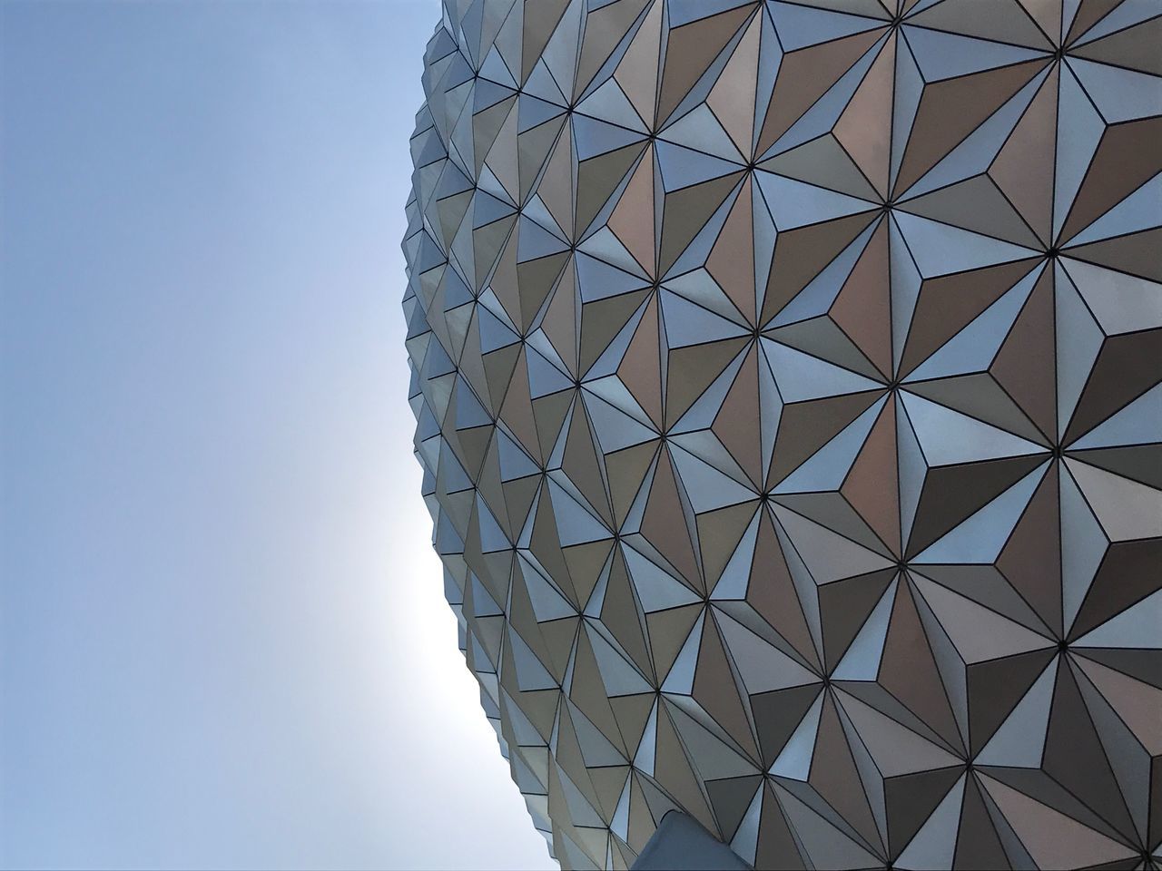 LOW ANGLE VIEW OF MODERN BUILDING AGAINST CLEAR SKY