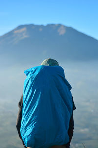 Climbers who see the mountain