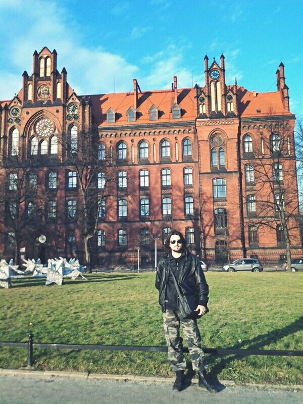 building exterior, architecture, built structure, grass, men, sky, lifestyles, lawn, statue, city, leisure activity, human representation, incidental people, sculpture, outdoors, full length, street, day