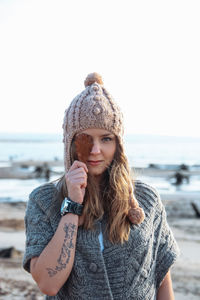 Fashion woman at seashore in autumn