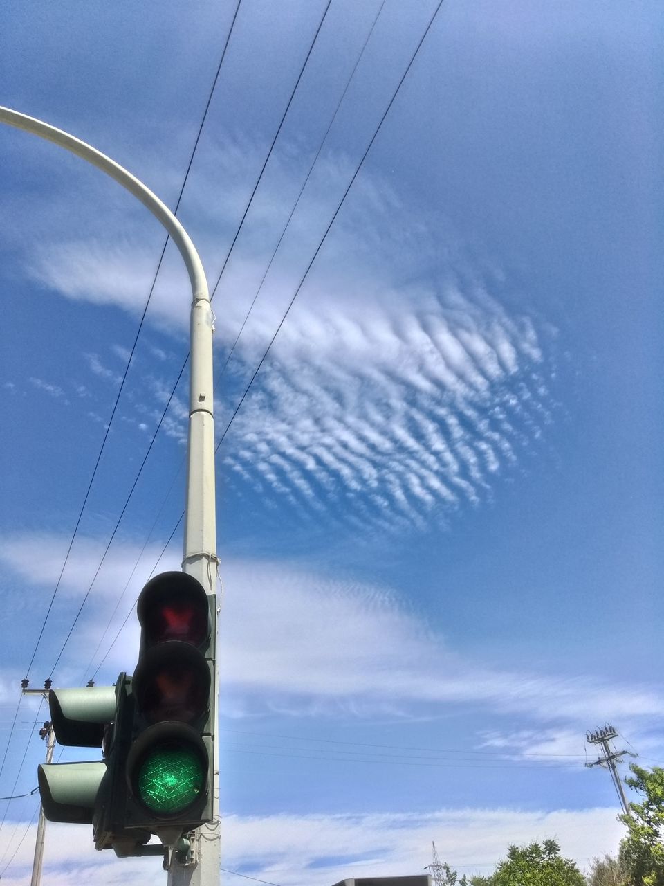 LOW ANGLE VIEW OF ROAD SIGNAL AGAINST SKY