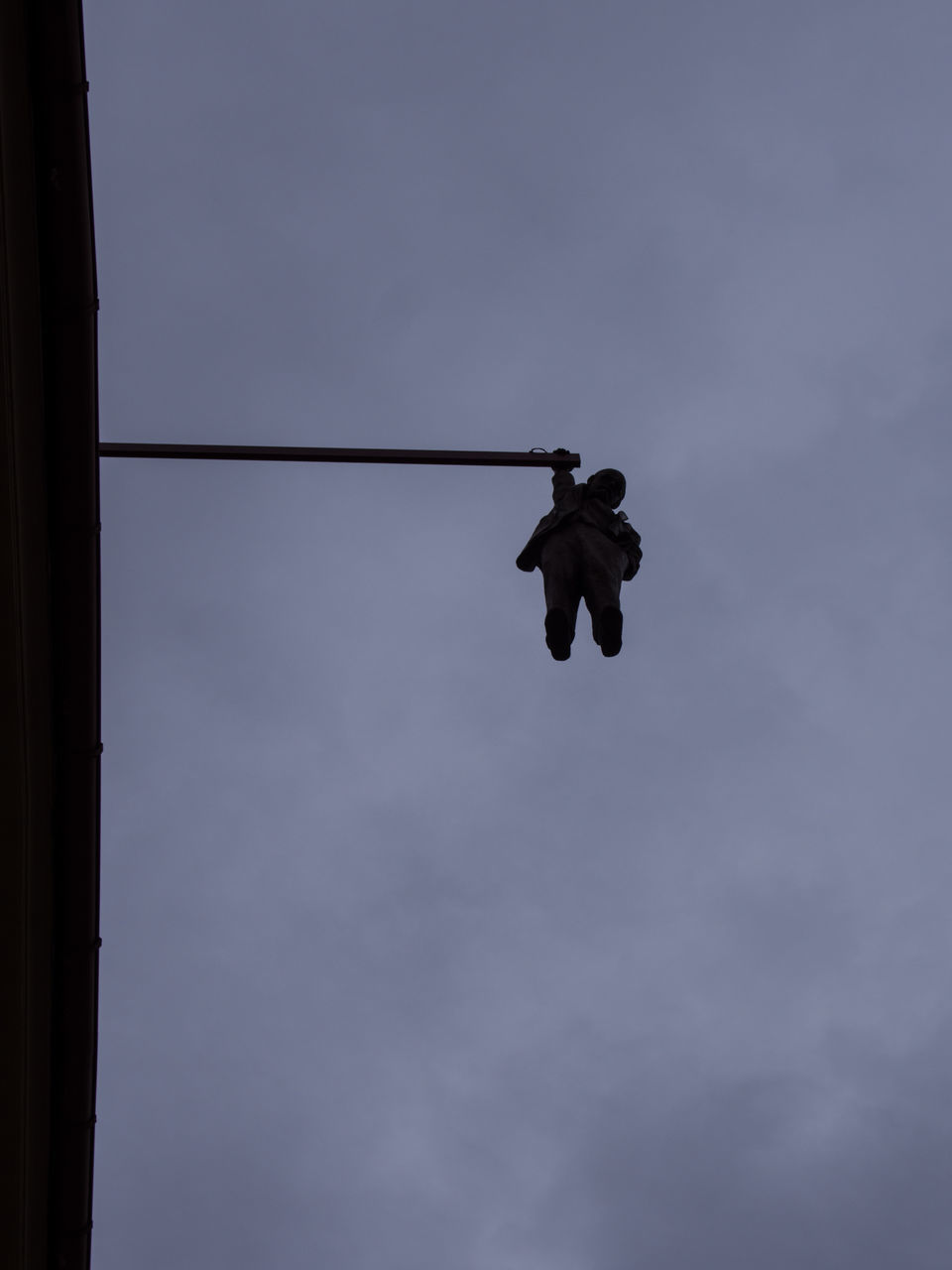 LOW ANGLE VIEW OF ROPE TIED TO METAL AGAINST SKY