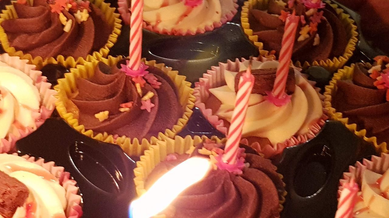 HIGH ANGLE VIEW OF CUPCAKES ON CAKE