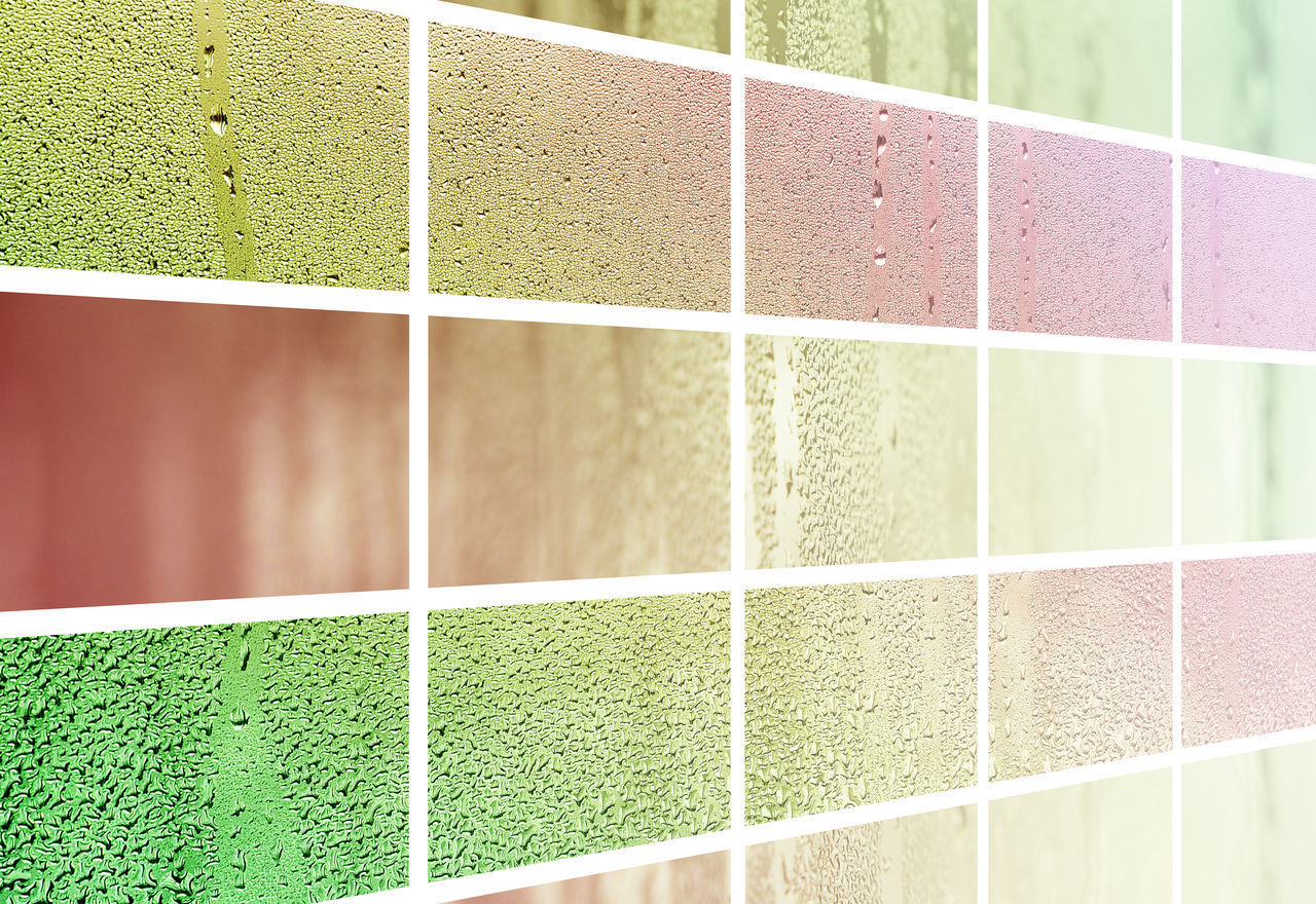 FULL FRAME SHOT OF PATTERNED WALL WITH GREEN FLOOR