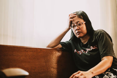  woman sitting on chair