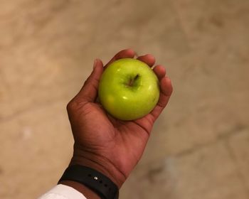 Close-up of hand holding apple