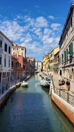 High angle view of buildings in city. canal de venecia