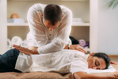 Therapist massaging womans back. woman getting shiatsu back massage.