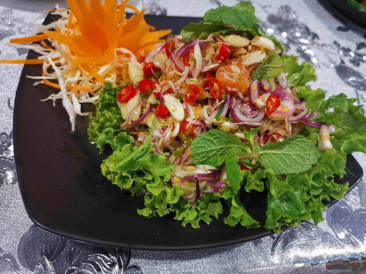 CLOSE-UP OF VEGETABLES IN PLATE