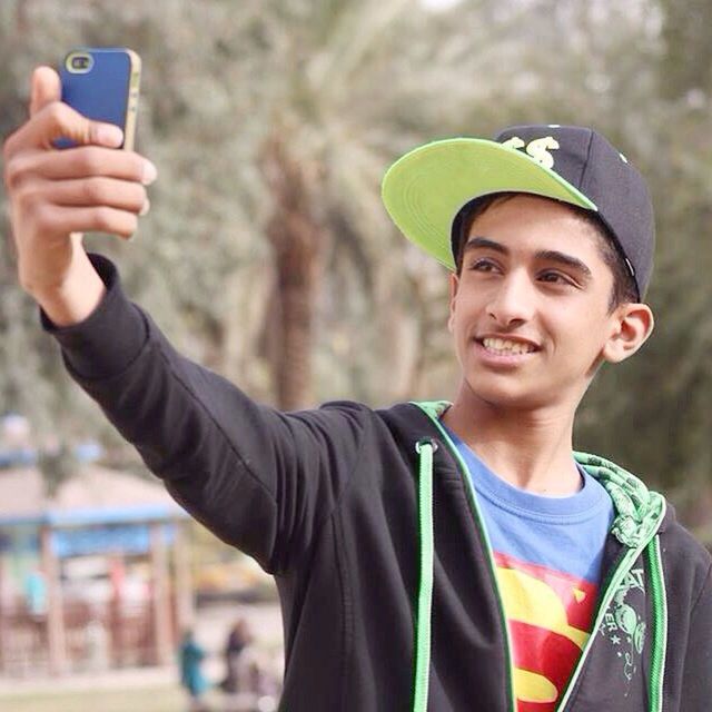 person, focus on foreground, lifestyles, portrait, looking at camera, headshot, young men, leisure activity, front view, casual clothing, smiling, young adult, holding, head and shoulders, happiness, close-up, mid adult men, waist up