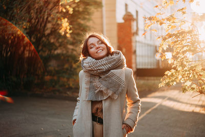 A young girl walks through the city streets in autumn