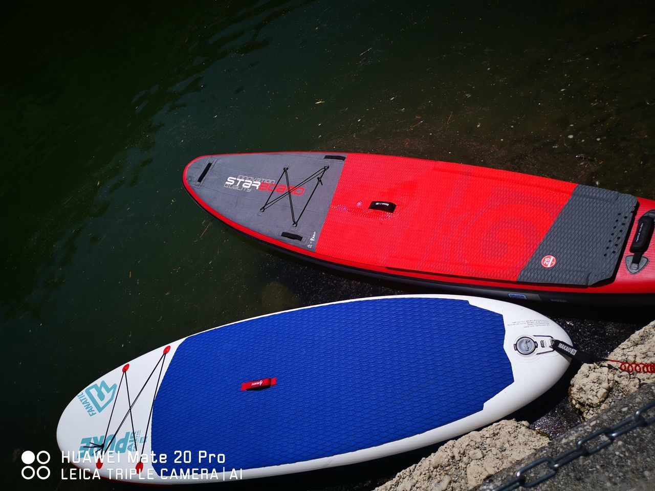 HIGH ANGLE VIEW OF BOAT MOORED ON LAKE