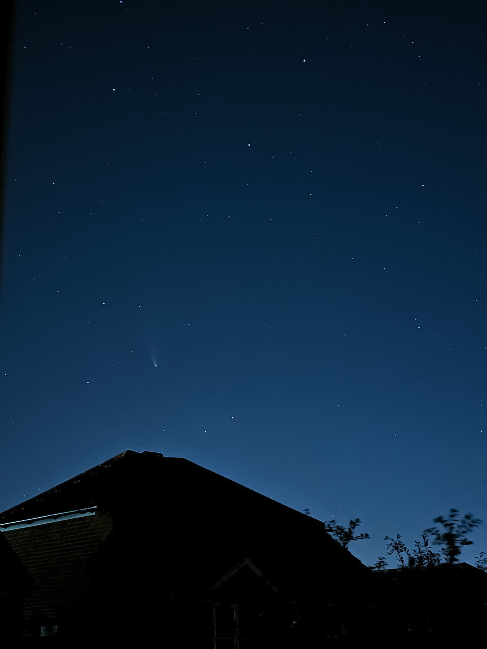 LOW ANGLE VIEW OF BUILDINGS AGAINST SKY AT NIGHT