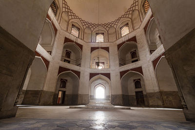 Interior shot of humayun's tomb. shot of a grave in an indian monument.