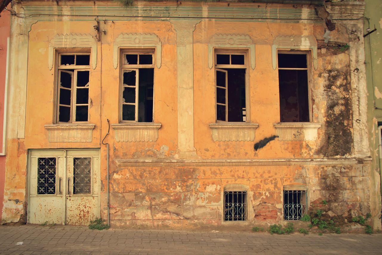 architecture, built structure, building exterior, window, residential building, residential structure, building, house, old, door, facade, day, wall, no people, weathered, outdoors, abandoned, exterior, closed, wall - building feature