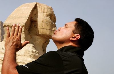 Optical illusion of man kissing giza pyramid